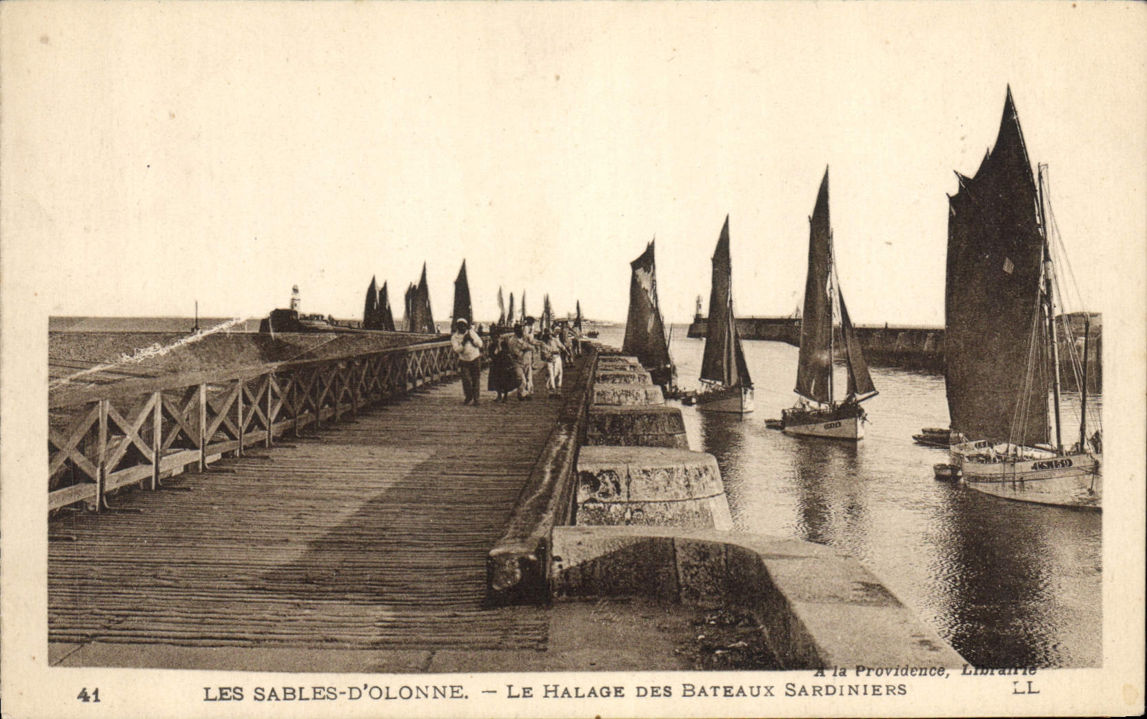 Barco de la POSTAL de la VENDIMIA Sables d'Olonne el remolque de los barcos de la sardina de los barcos