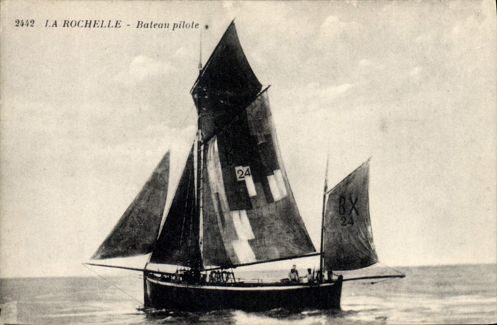 VINTAGE POSTCARD Bateau controls La Rochelle