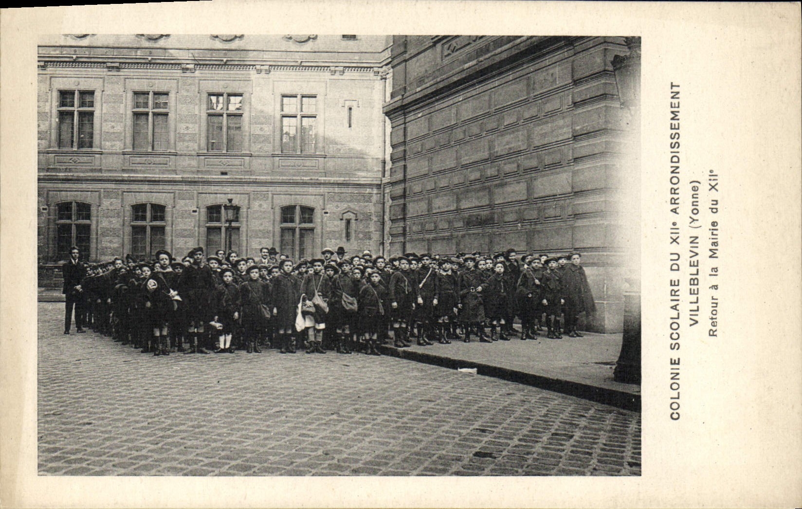 Colonia de la escuela de la POSTAL de la VENDIMIA de la 12ma vuelta de París Villeblevin del districto al ayuntamiento del 12mo