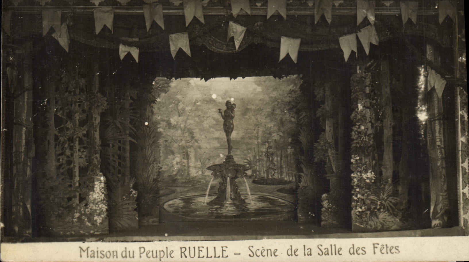 CPA Maison du peuple Scene de la salle des fetes