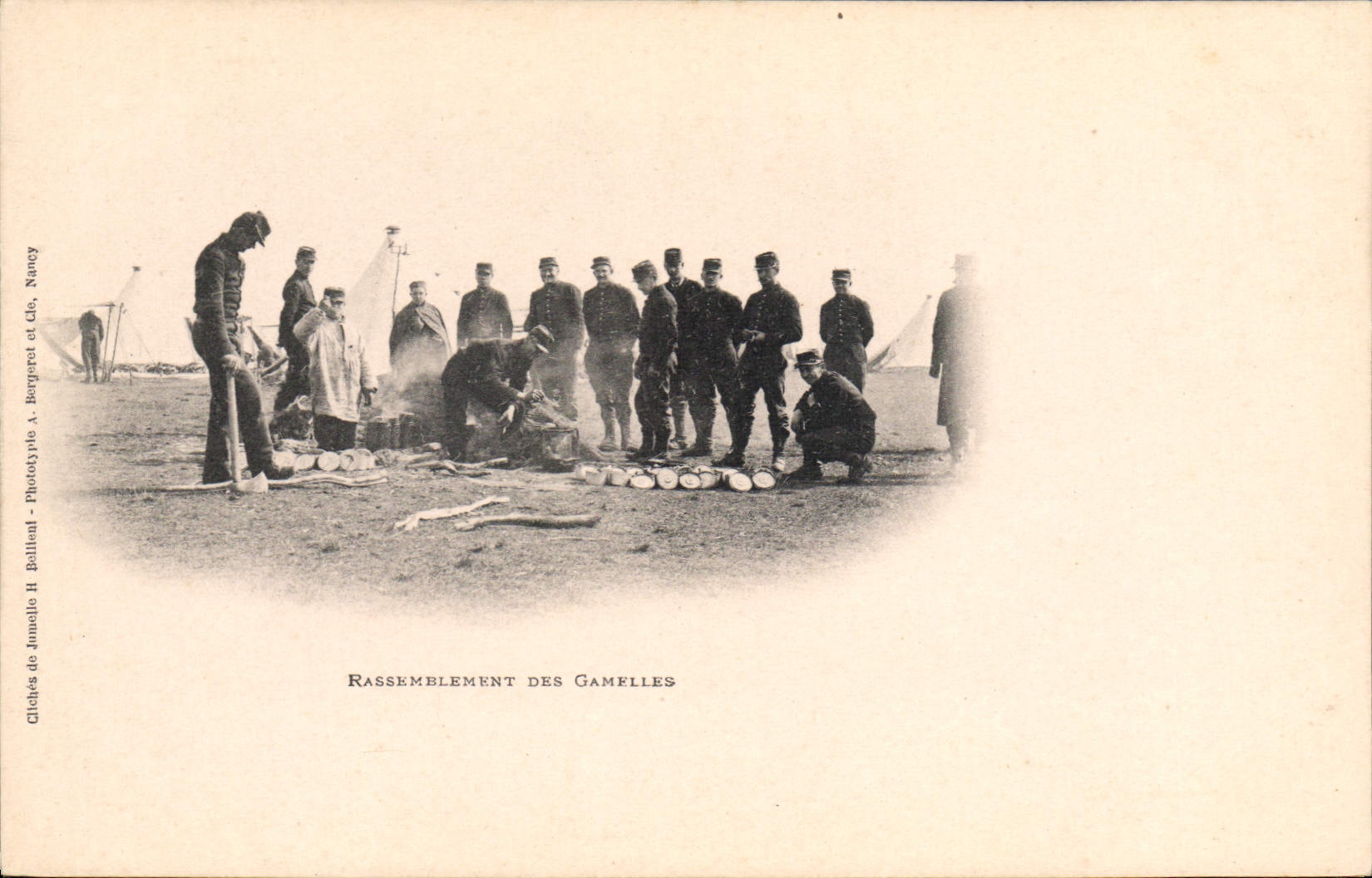 CPA Militaria Rassemblement des gamelles