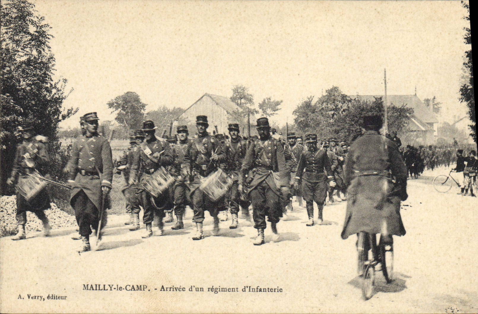 CPA Militaria Mailly le Camp Arrivee d'un regiment d'infanterie Velo Cycle