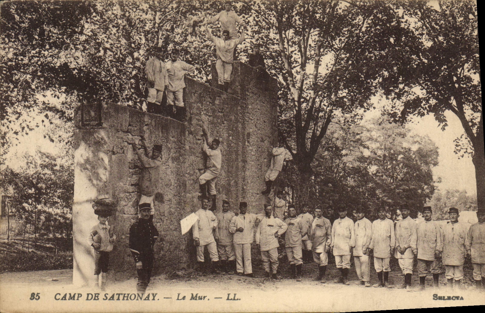 CPA Militaria Camp de Sathonay Le mur