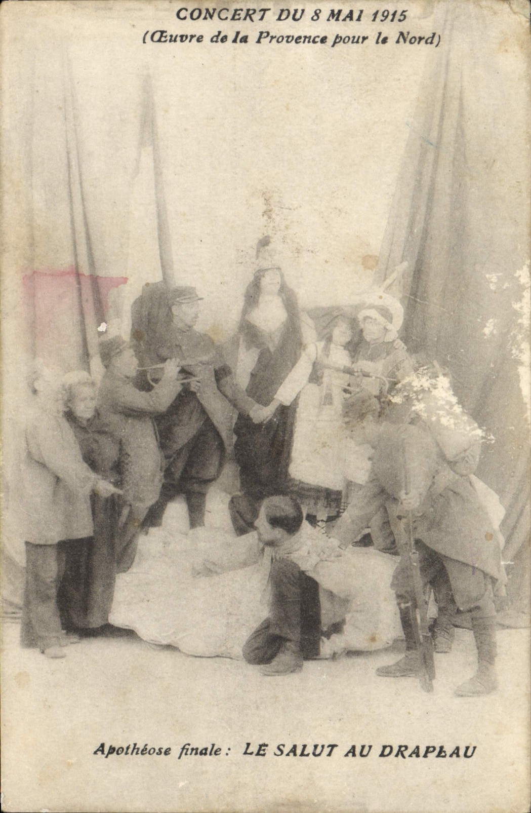 CPA Militaria Concert du 8 mai 1915 Oeuvre de la Provence pour le Nord Le salut au drapeau