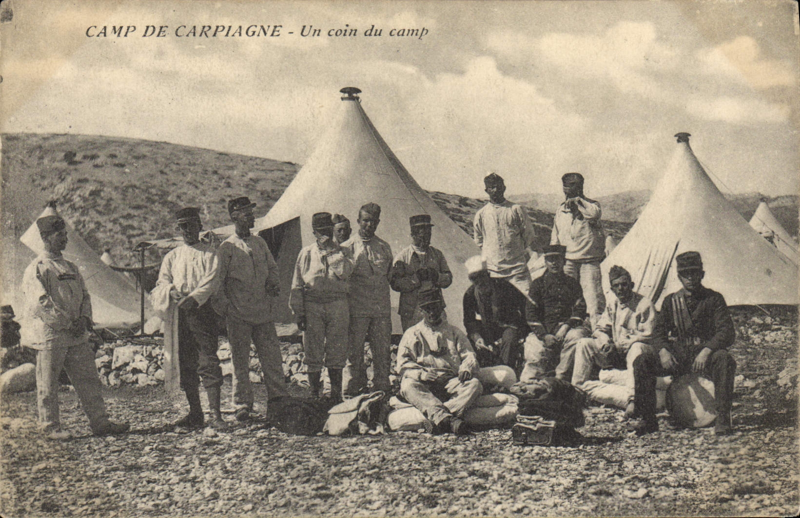 CPA Militaria Camp de Carpiagne Un coin du camp