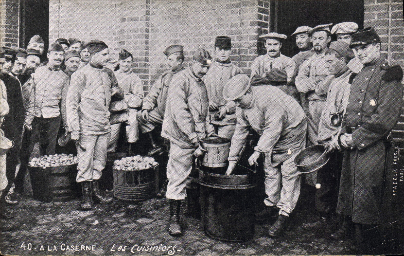 CPA Militaria A la caserne Les cuisiniers