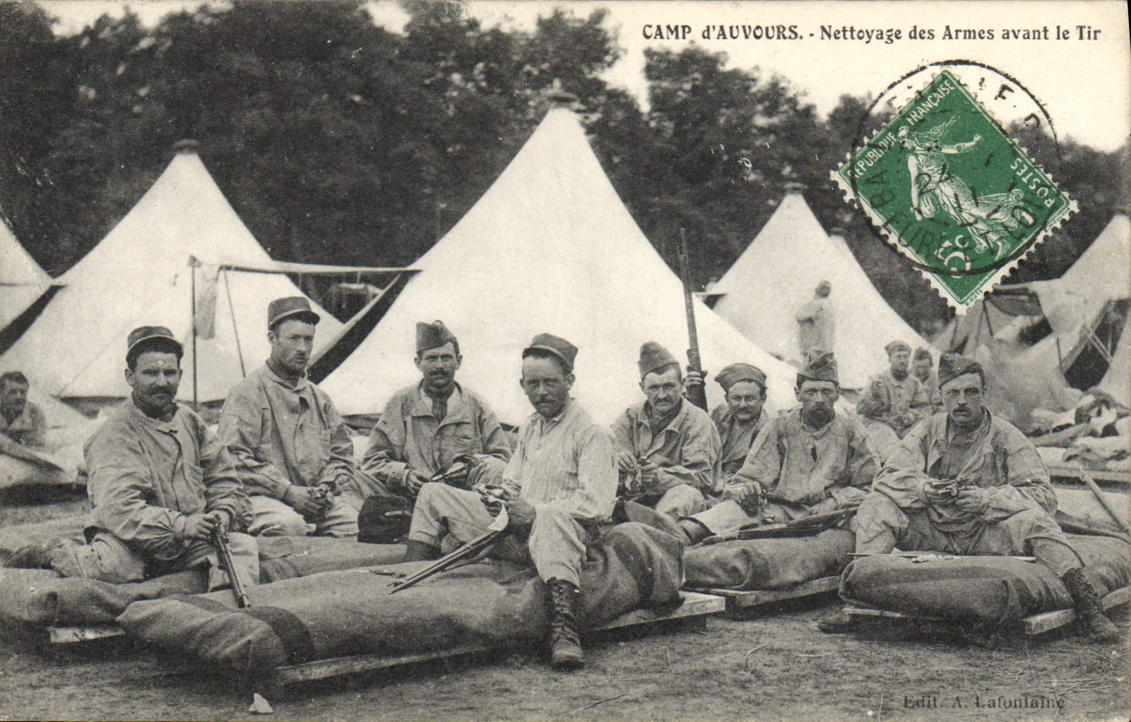 Campo de Militaria de la POSTAL de la VENDIMIA de la limpieza de Auvours de las armas antes del shooting