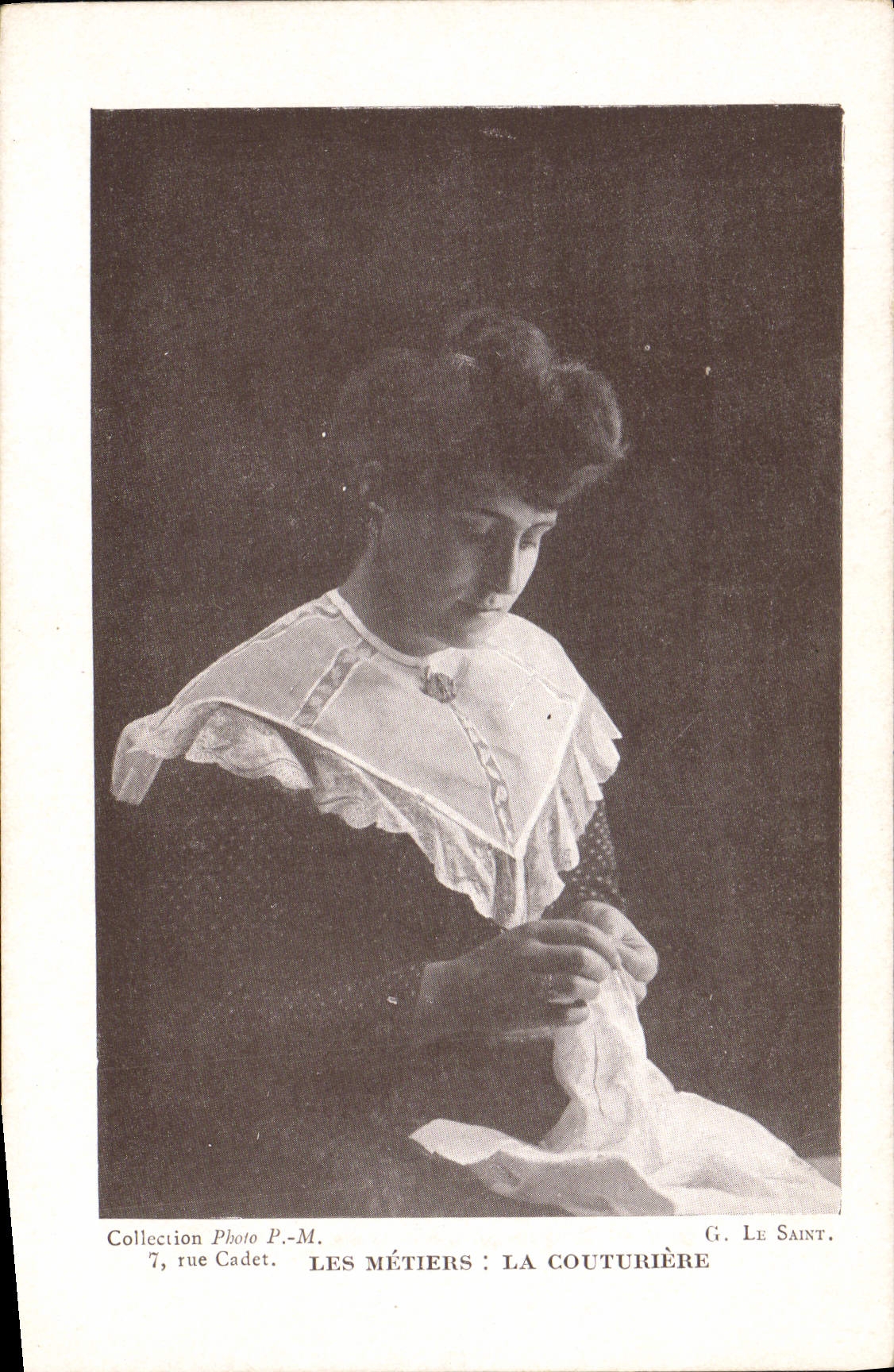 CPA Collection du Photo Rue Cadet Paris Les metiers la couturiere