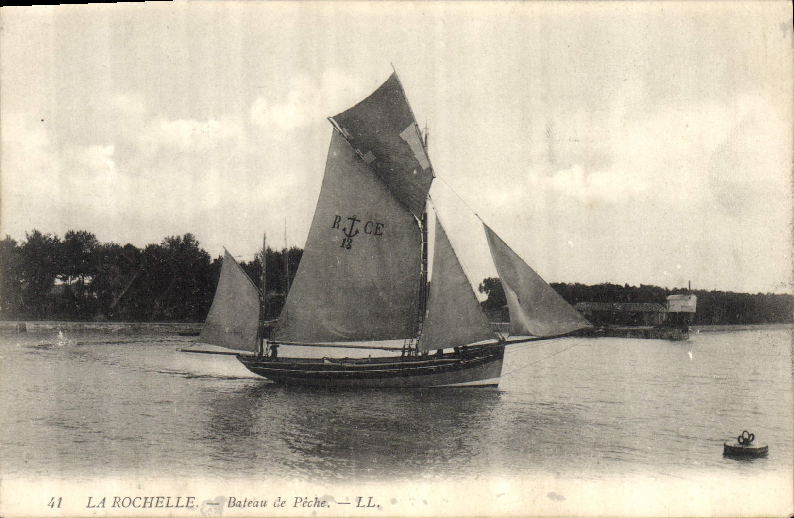 VINTAGE POSTCARD Bateau Fishes La Rochelle