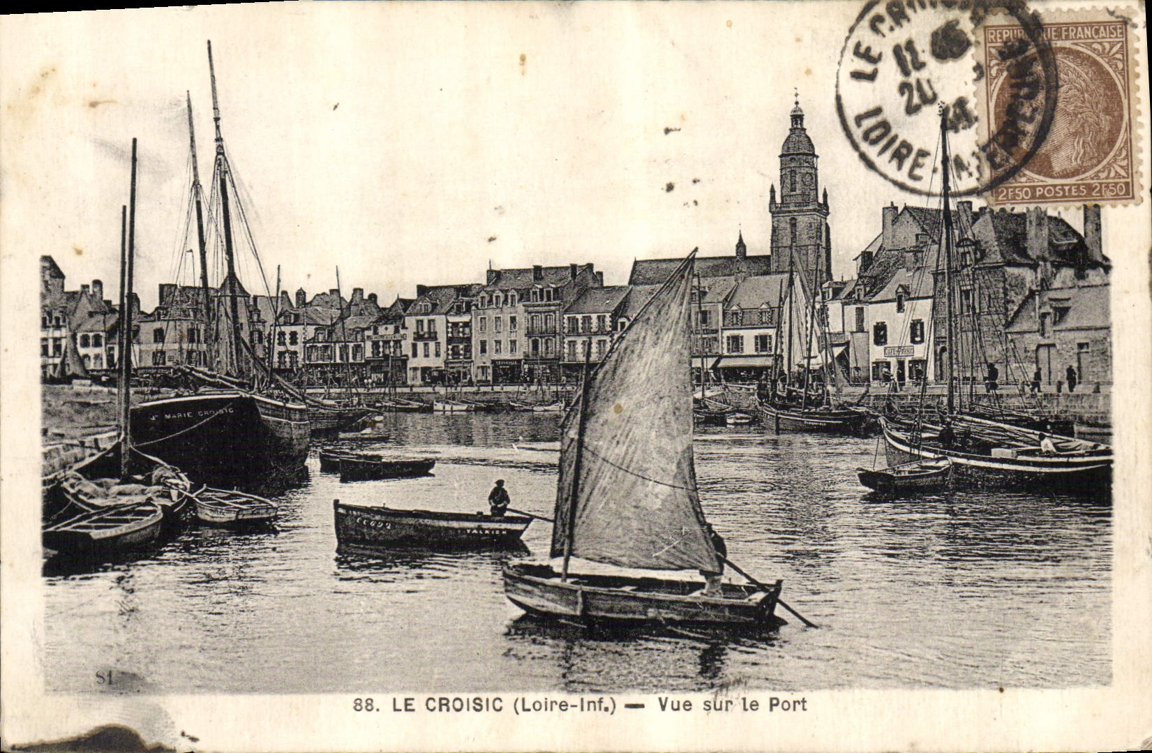 El barco de la POSTAL de la VENDIMIA pesca Croisic Vue en el puerto