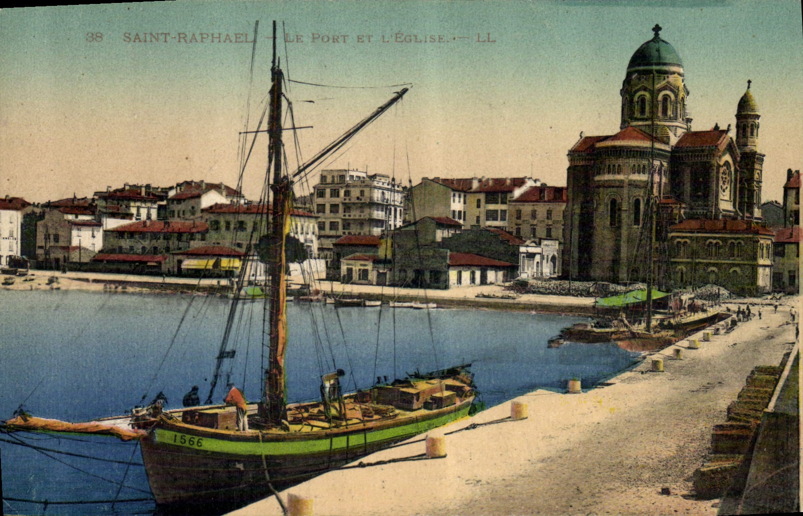 El barco de la POSTAL de la VENDIMIA pesca Raphael santo el puerto y la iglesia