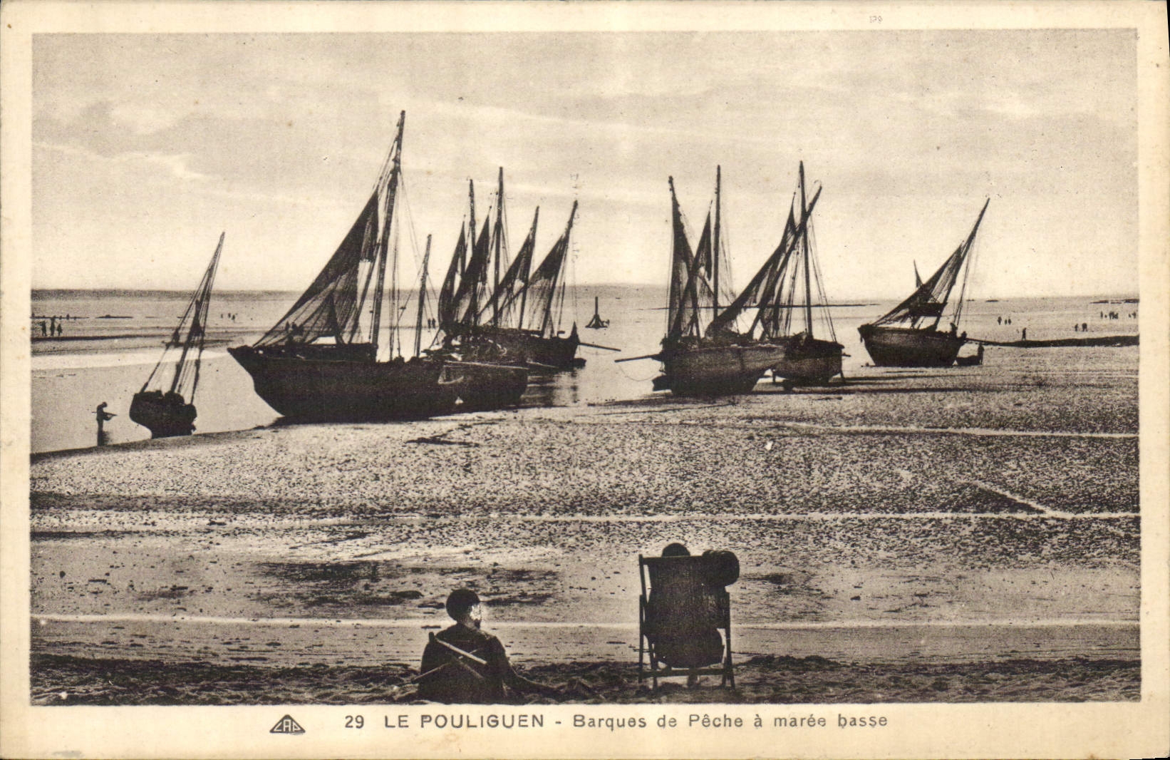 Las barcas de Pouliguen de los pescados del barco de la POSTAL de la VENDIMIA del pecado tienen marea baja
