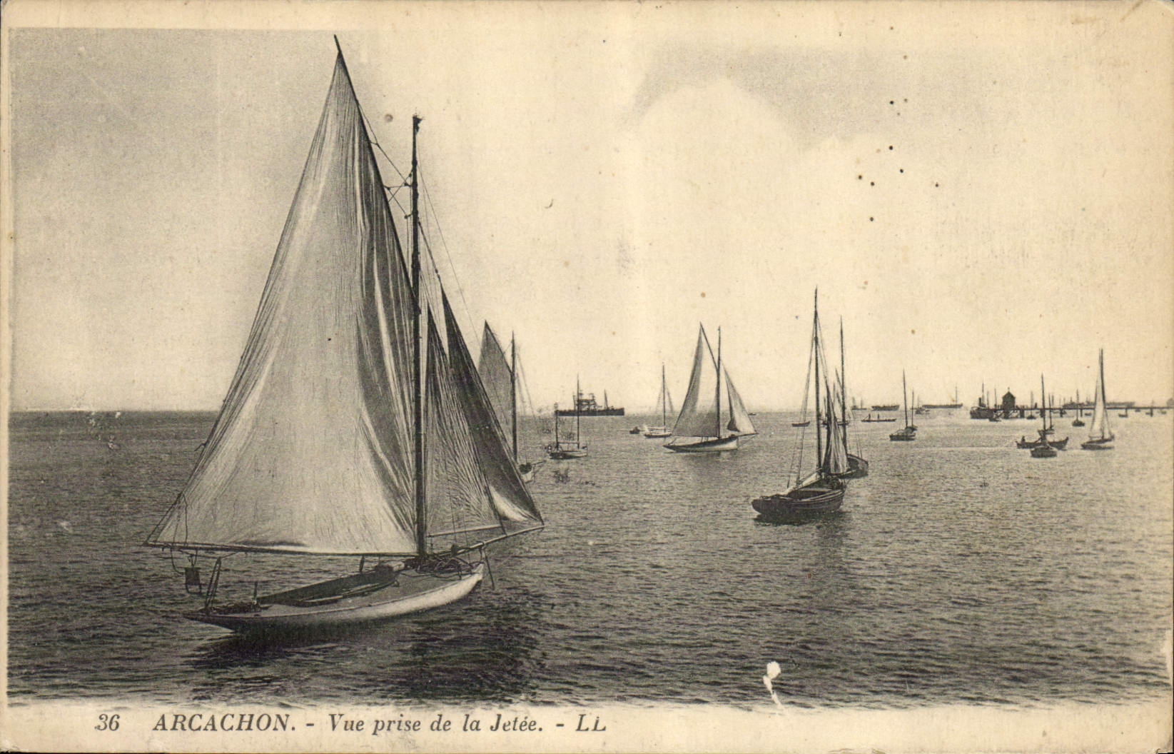 El barco de la POSTAL de la VENDIMIA pesca el embarcadero de Arcachon vista