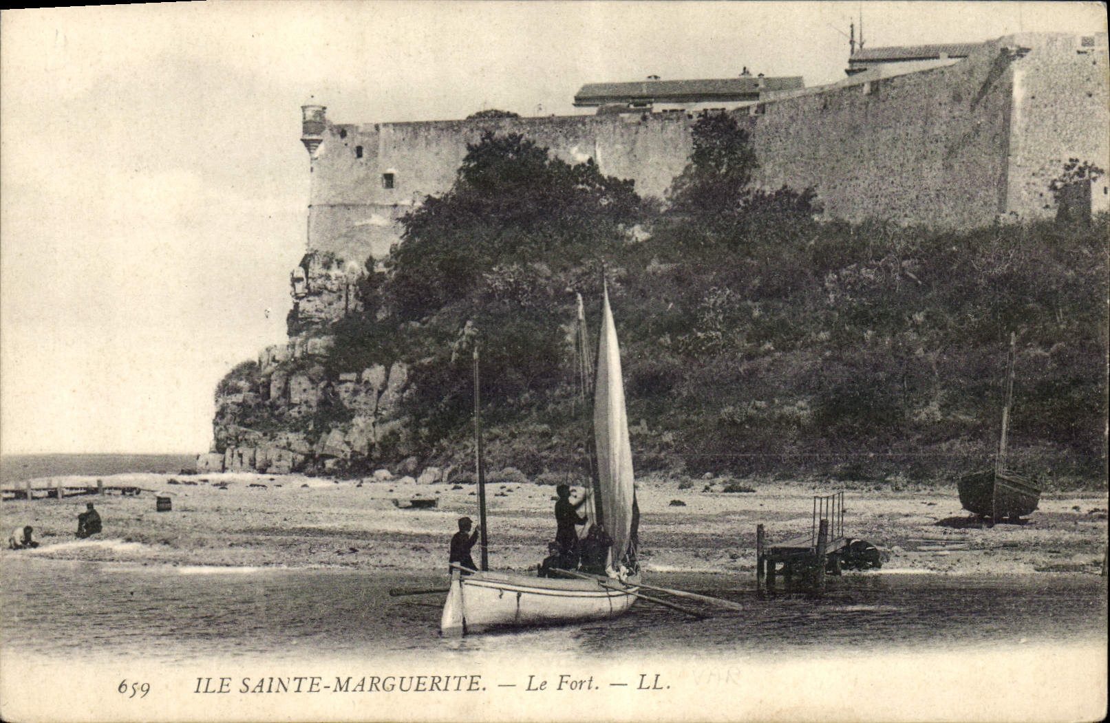 El barco de la POSTAL de la VENDIMIA pesca la margarita de la isla Sainte la fortaleza