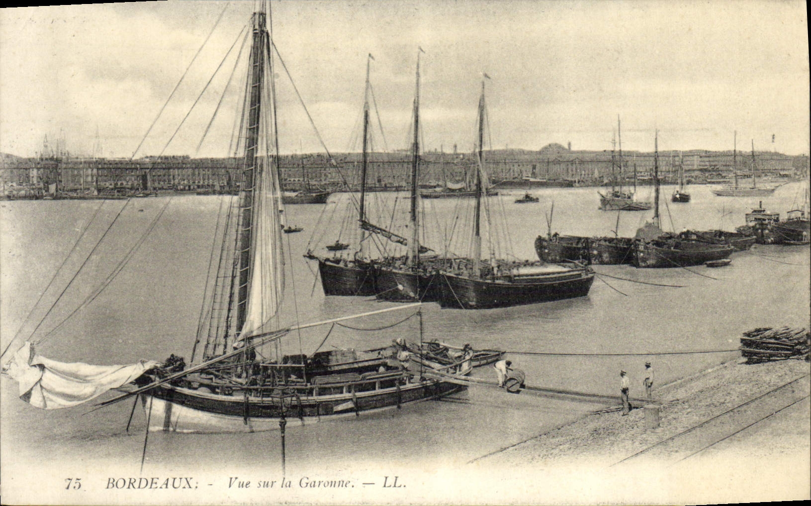El barco de la POSTAL de la VENDIMIA pesca Burdeos Vue en el Garona
