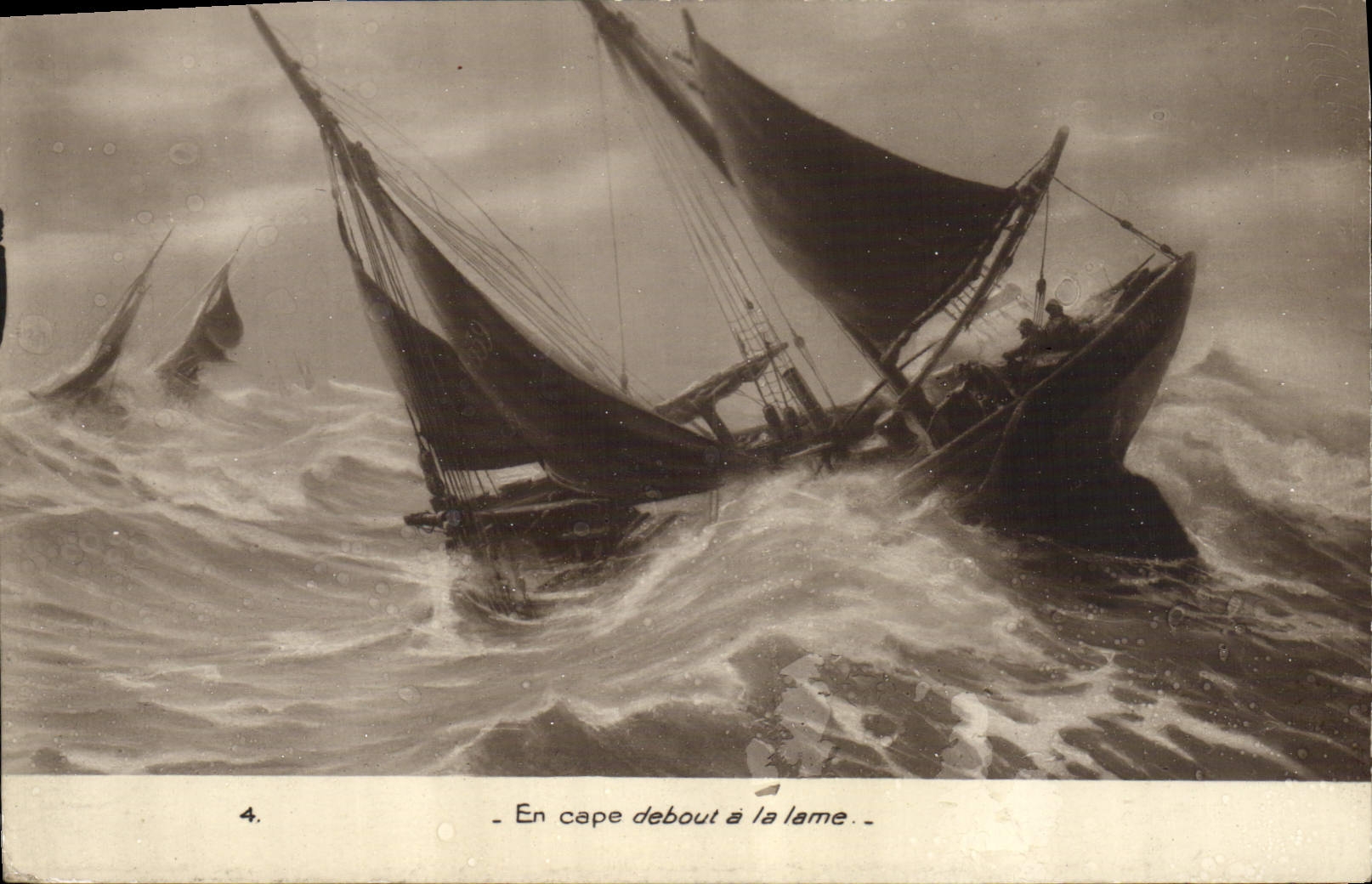 CPA Bateau Peche En cape debout a la lame