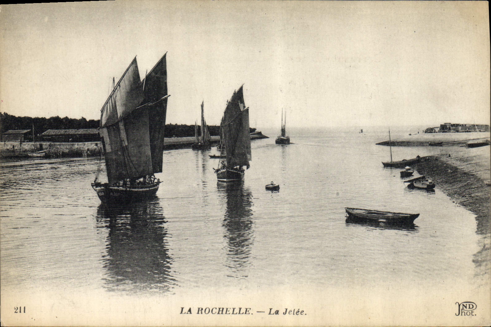 VINTAGE POSTCARD Bateau Fishes La Rochelle the pier