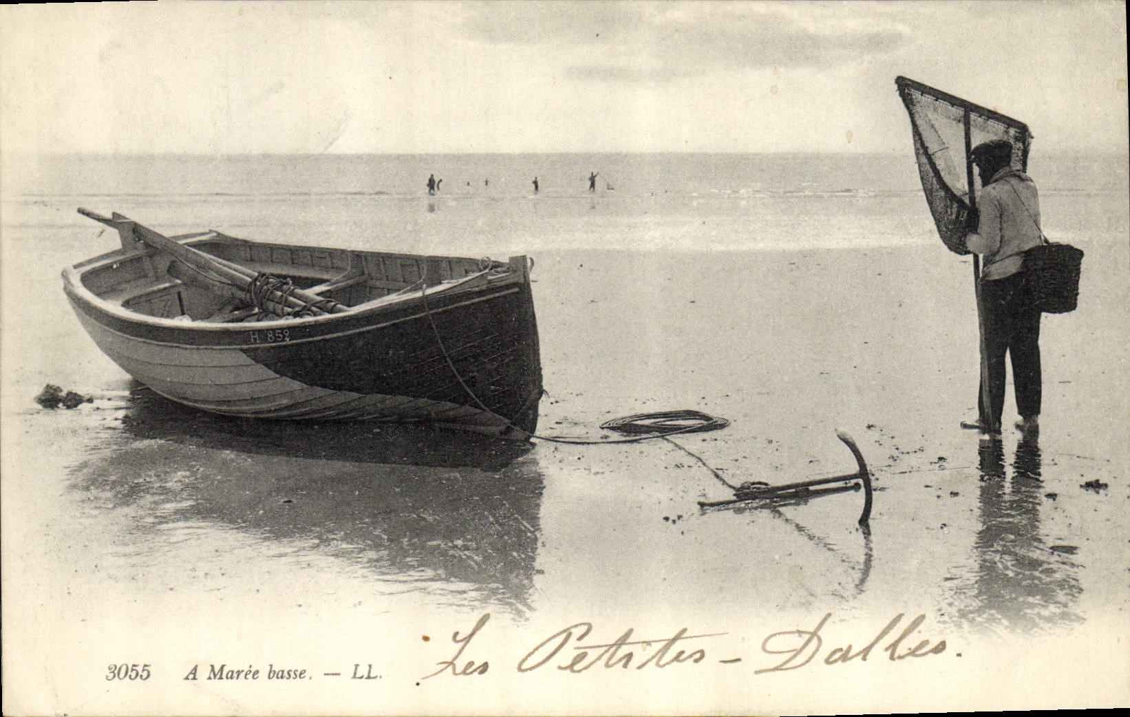 VINTAGE POSTCARD Bateau Fishes has low tide