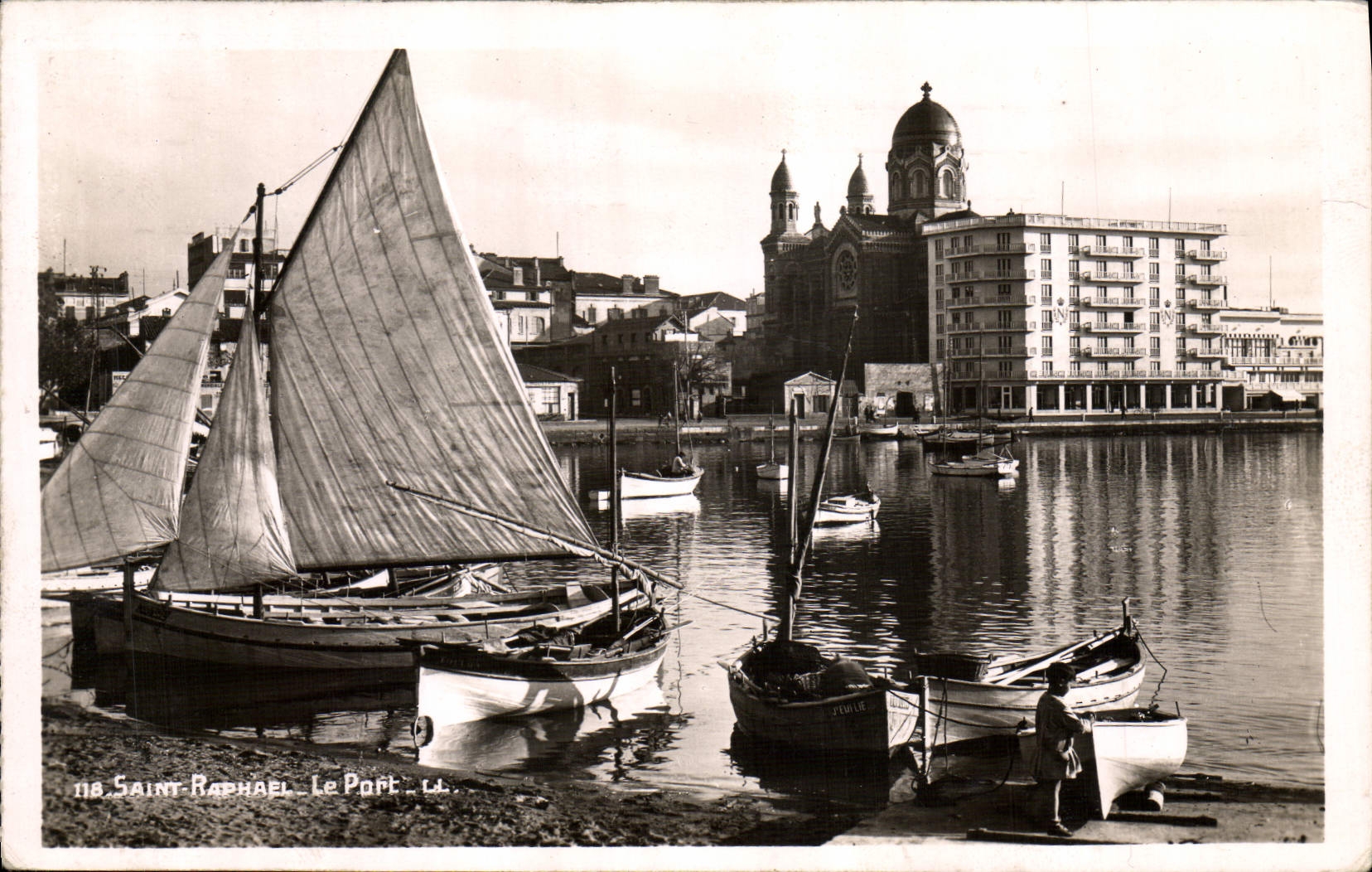 CPA Bateau Peche Saint Raphael Le port 