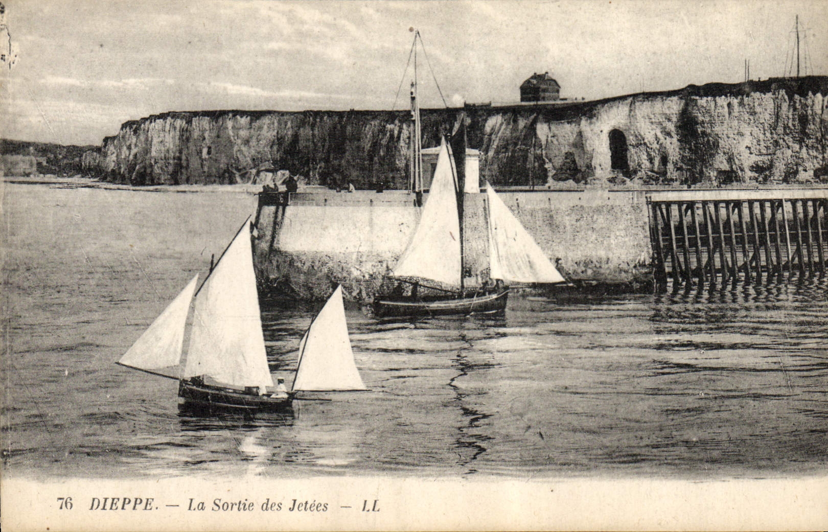 VINTAGE POSTCARD Bateau Fishes Dieppe the exit of the piers