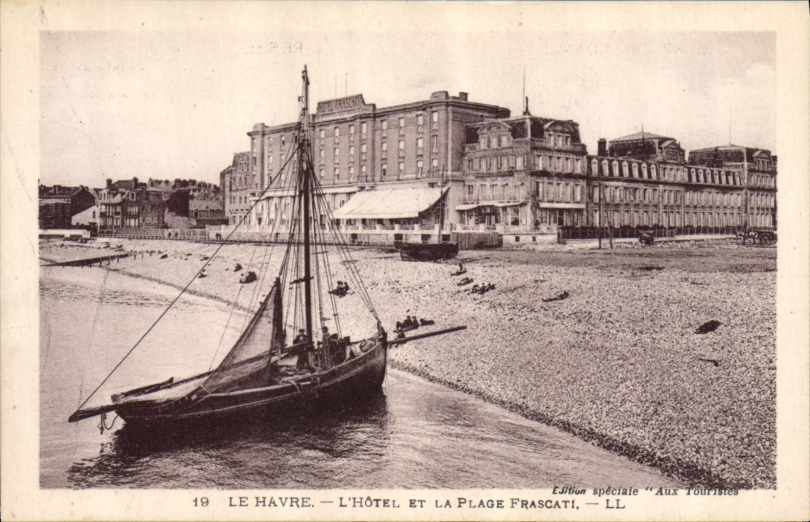 VINTAGE POSTCARD Bateau Fishes Le Havre the hotel and the Frascati beach