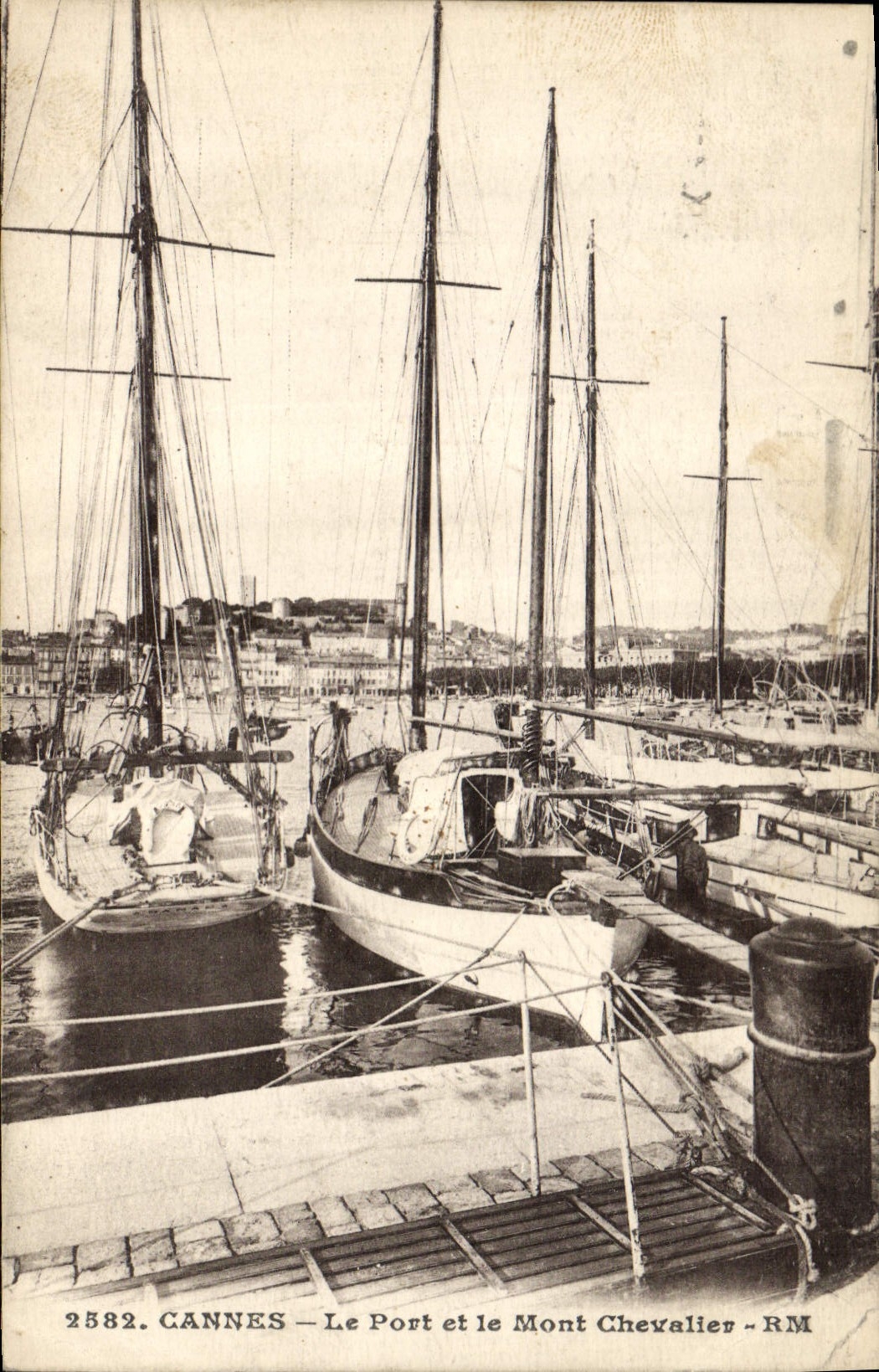 CPA Bateau Peche Cannes Le port et le Mont Chevalier