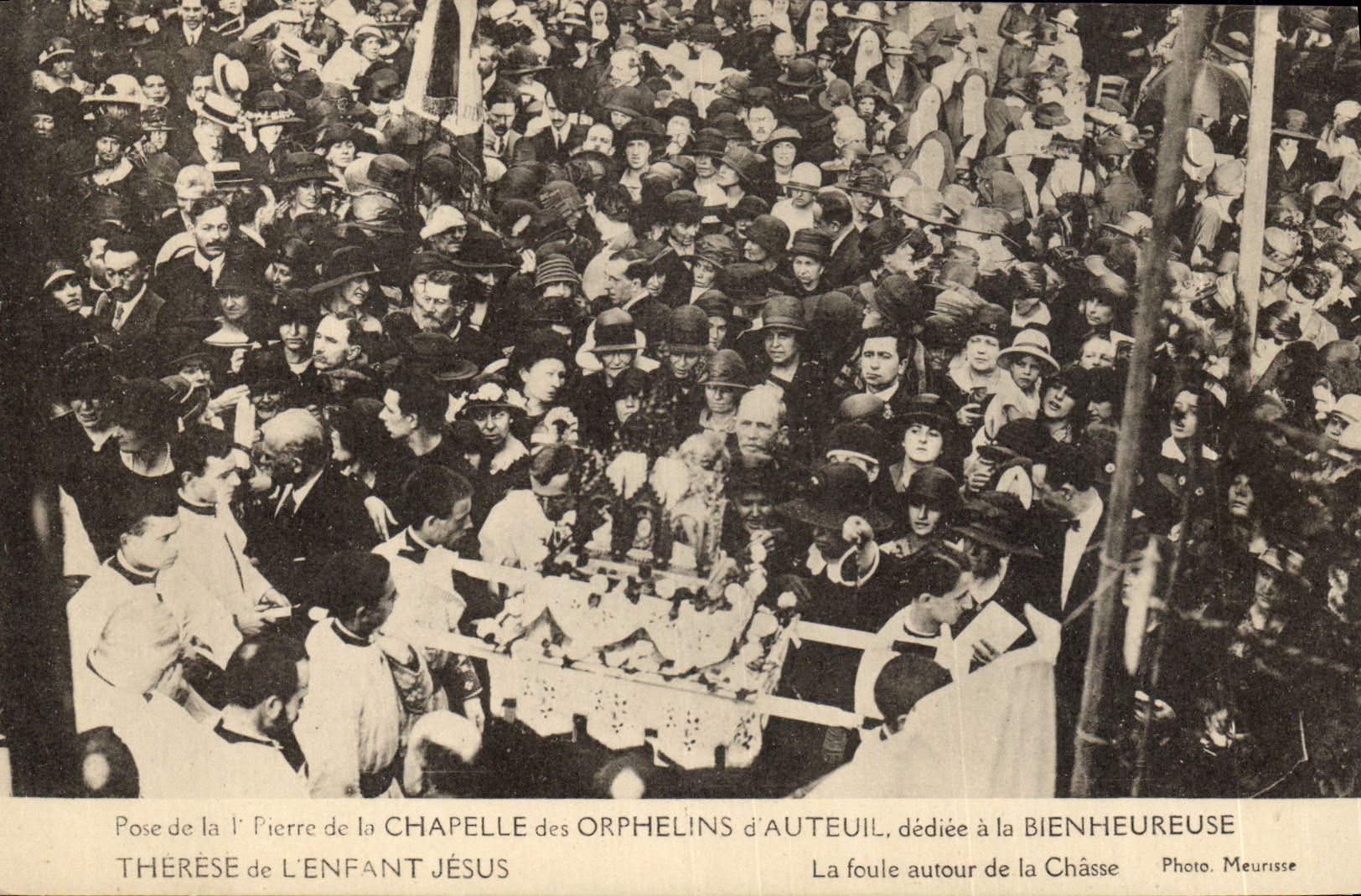CPA Pose de la 1ere pierre de la Chapelle des Orphelins d'Auteuil Therese de l'Enfant Jesus La foule autour de la chasse