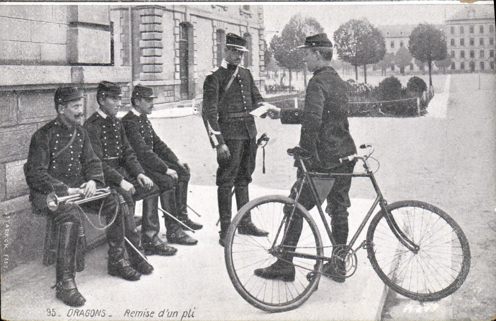 CPA Militaria Dragons Remise d'un pli Velo Cycle