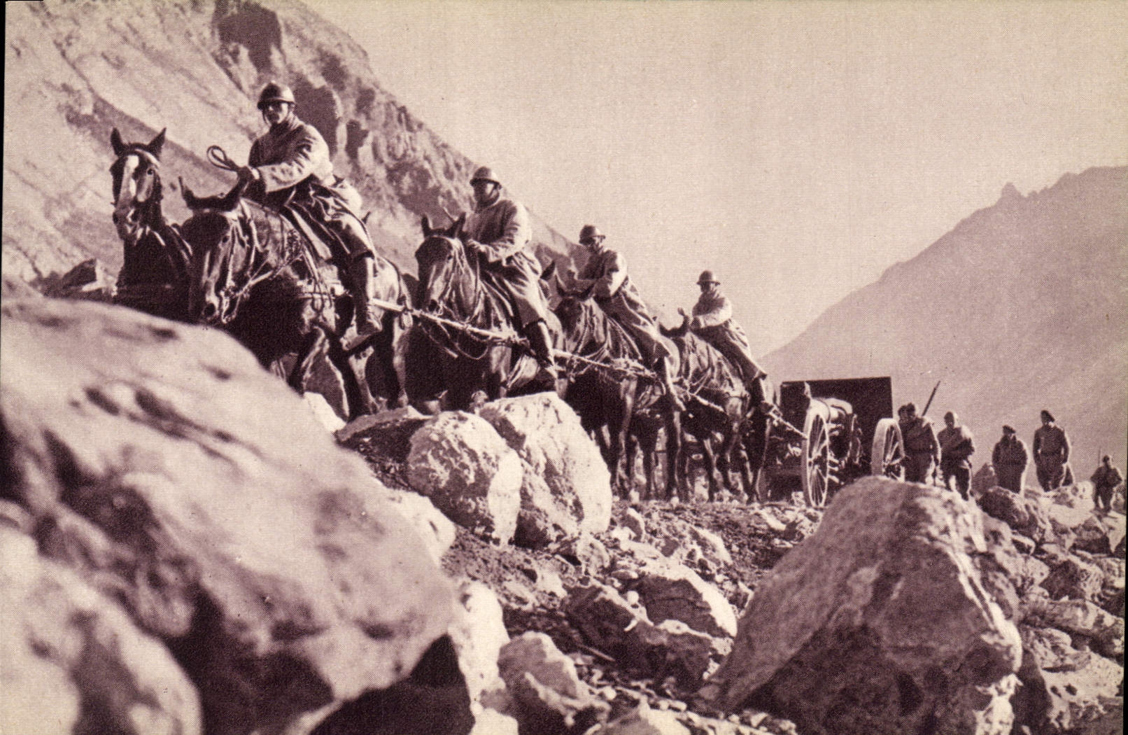 VINTAGE POSTCARD Militaria In the search of a position of battery in mountain