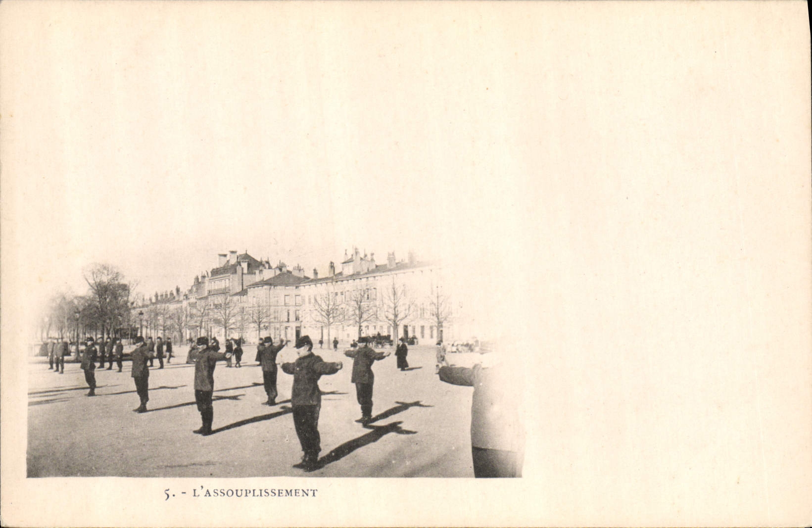 CPA Militaria L'assouplissement