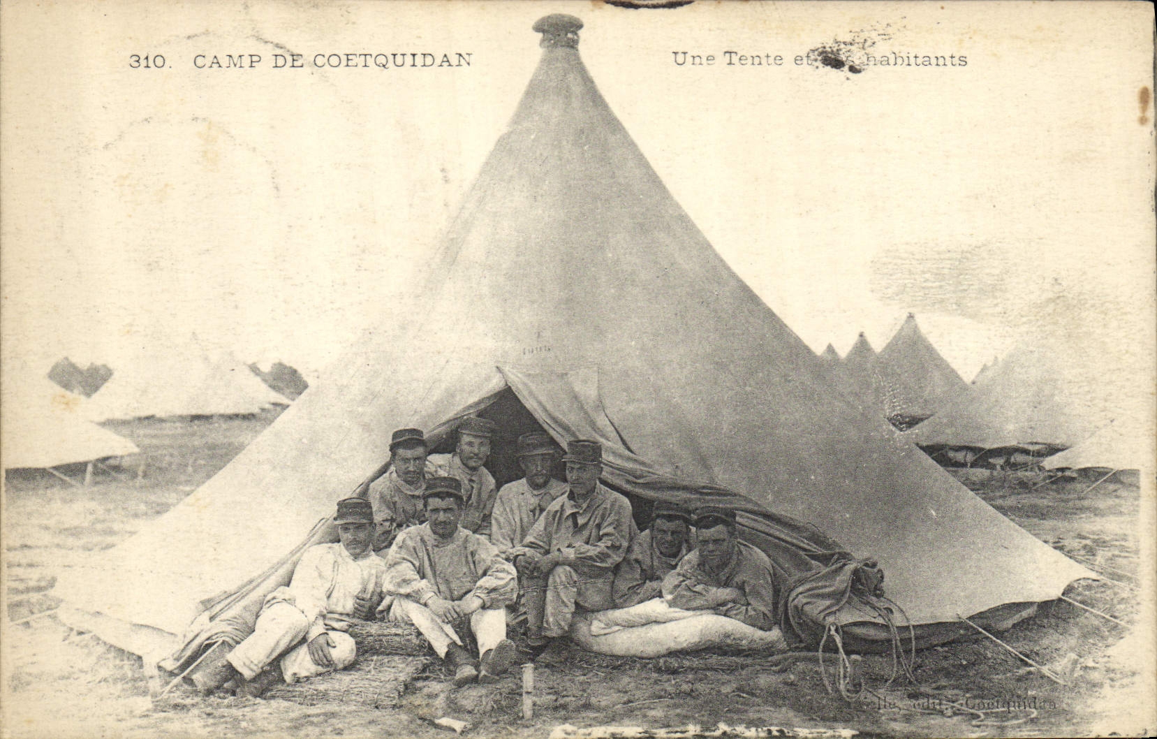 VINTAGE POSTCARD Militaria Camp of Coetquidan a tent and its inhabitants