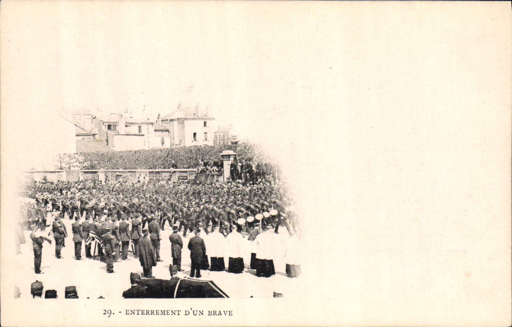 VINTAGE POSTCARD Militaria Burial of a brave man