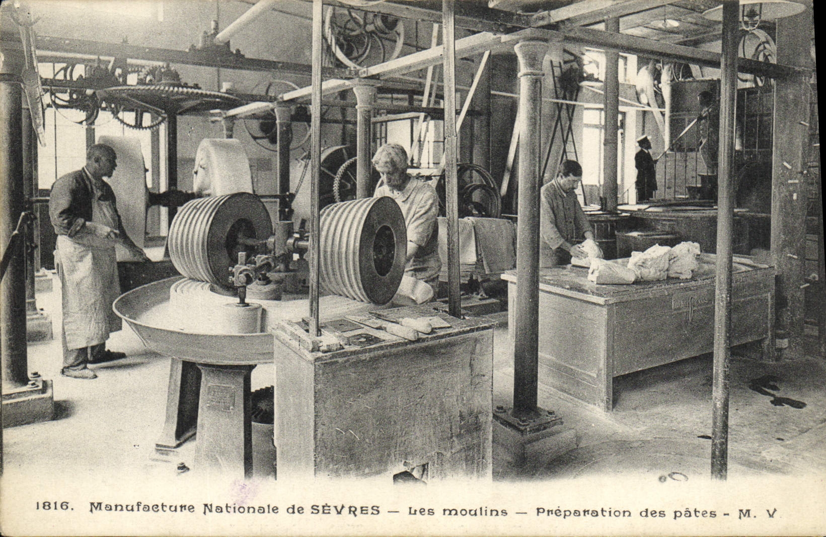 CPA Poterie Ceramique Manufacture Nationale de Sevres Les moulins Preparation des pates TOP
