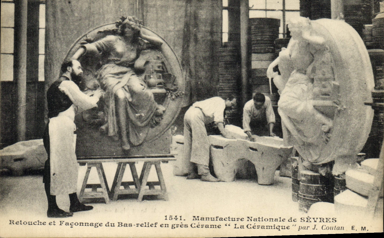 CPA Poterie Ceramique Manufacture Nationale de Sevres Retouche et faconnage de bas-relief en gres Cerame La ceramique