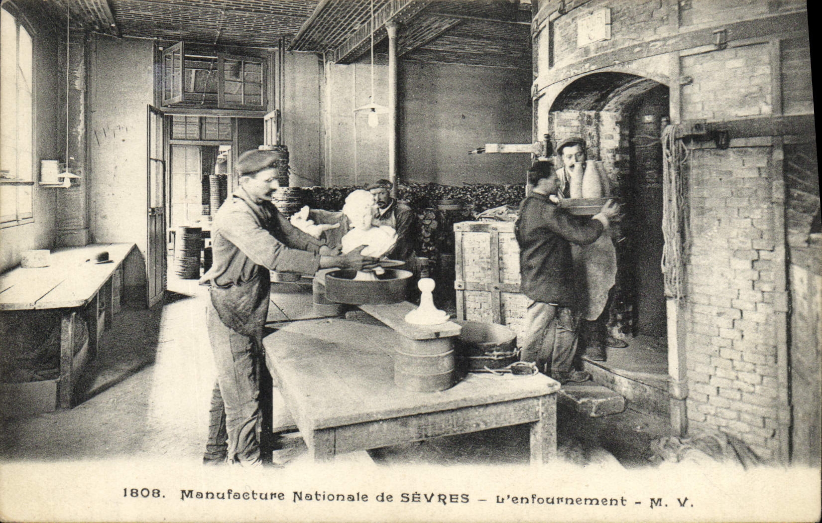 CPA Poterie Ceramique Manufacture Nationale de Sevres L'enfournement