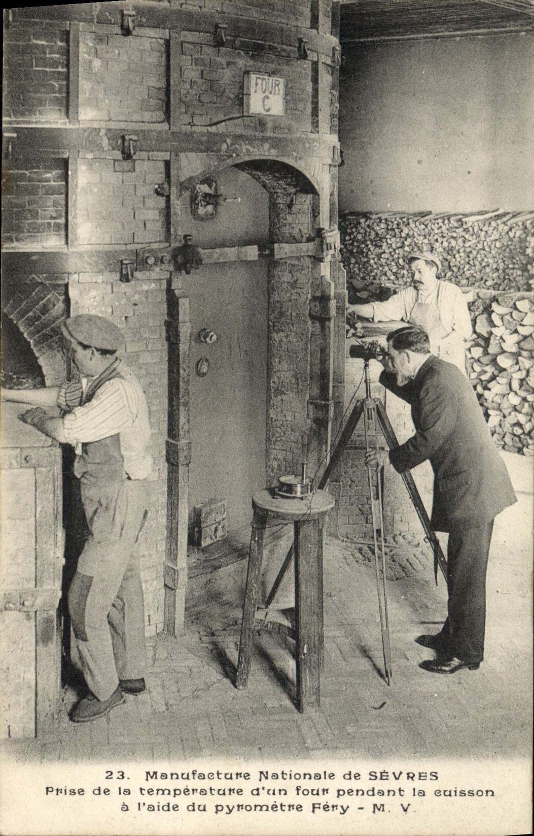CPA Poterie Ceramique Manufacture Nationale de Sevres Prise de la temperature d'un tour pendant cuisson Pyrometre Fery