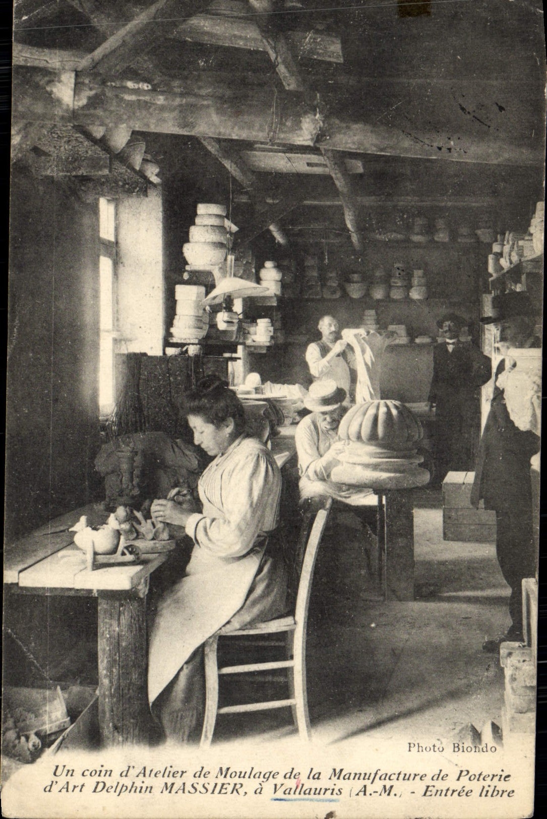 CPA Poterie Ceramique Un coin d'atelier de moulage de la manufacture d'art Delphin Massier a Vallauris TOP