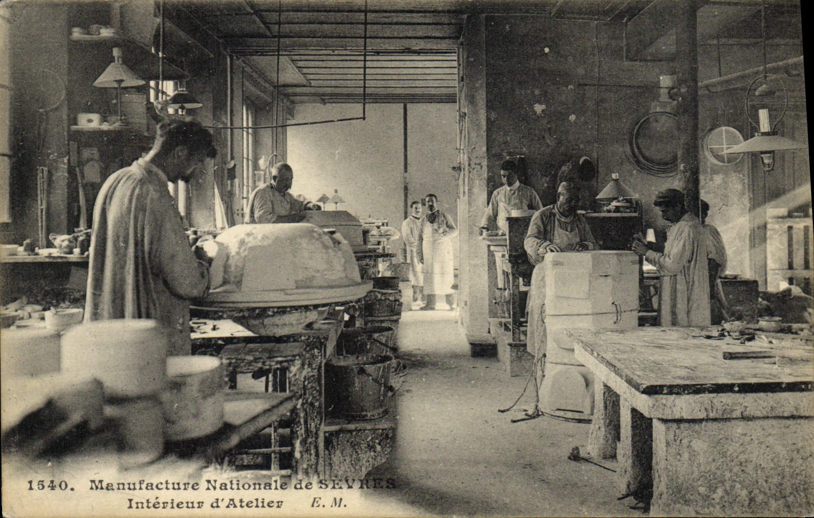 CPA Poterie Ceramique Manufacture Nationale de Sevres Interieur d'atelier