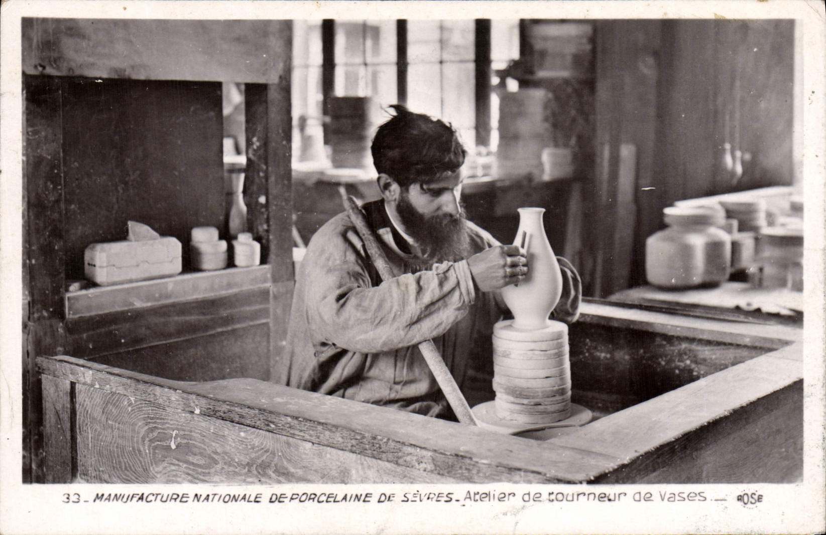 CPA Poterie Ceramique Manufacture Nationale de Sevres Atelier de tourneur de vases