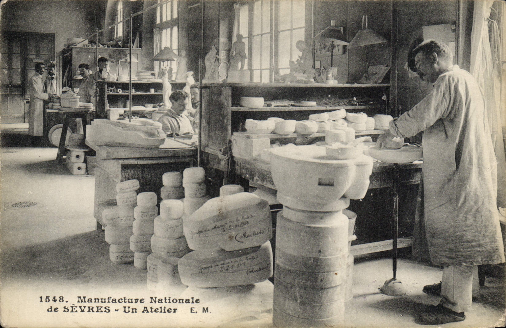 CPA Poterie Ceramique Manufacture Nationale de Sevres Un atelier 