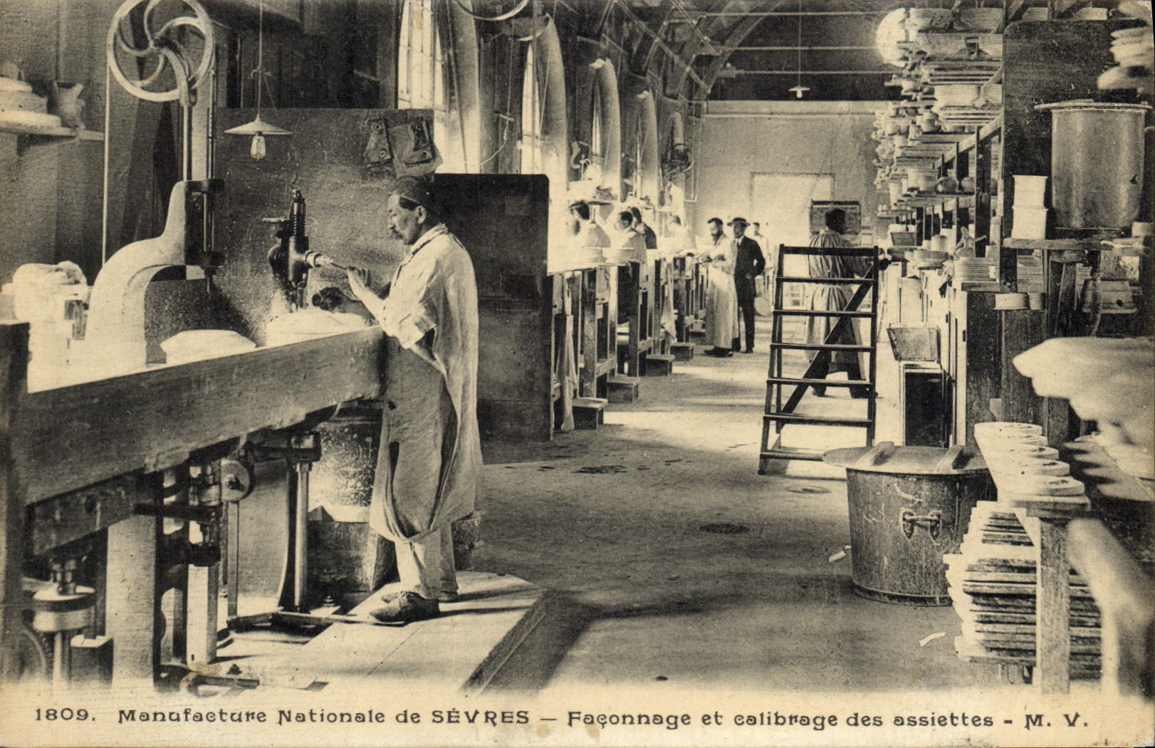 CPA Poterie Ceramique Manufacture Nationale de Sevres Faconnage et calibrage des assiettes