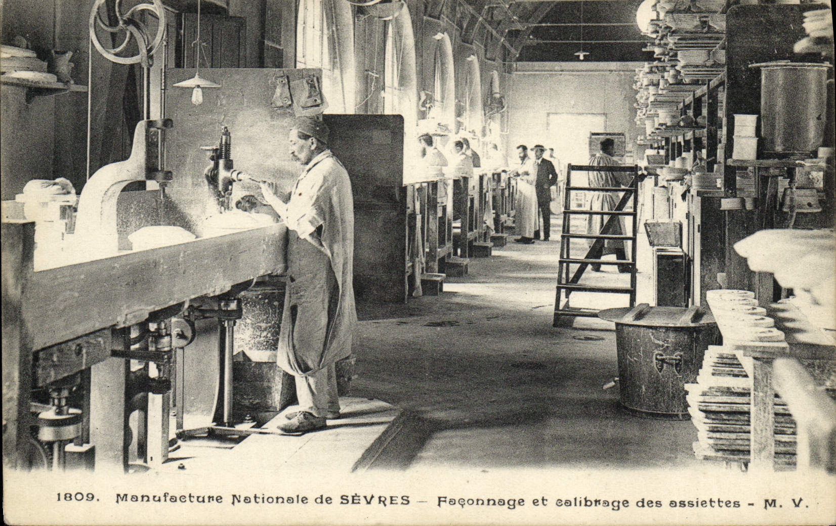 CPA Poterie Ceramique Manufacture Nationale de Sevres Faconnage et calibrage des assiettes