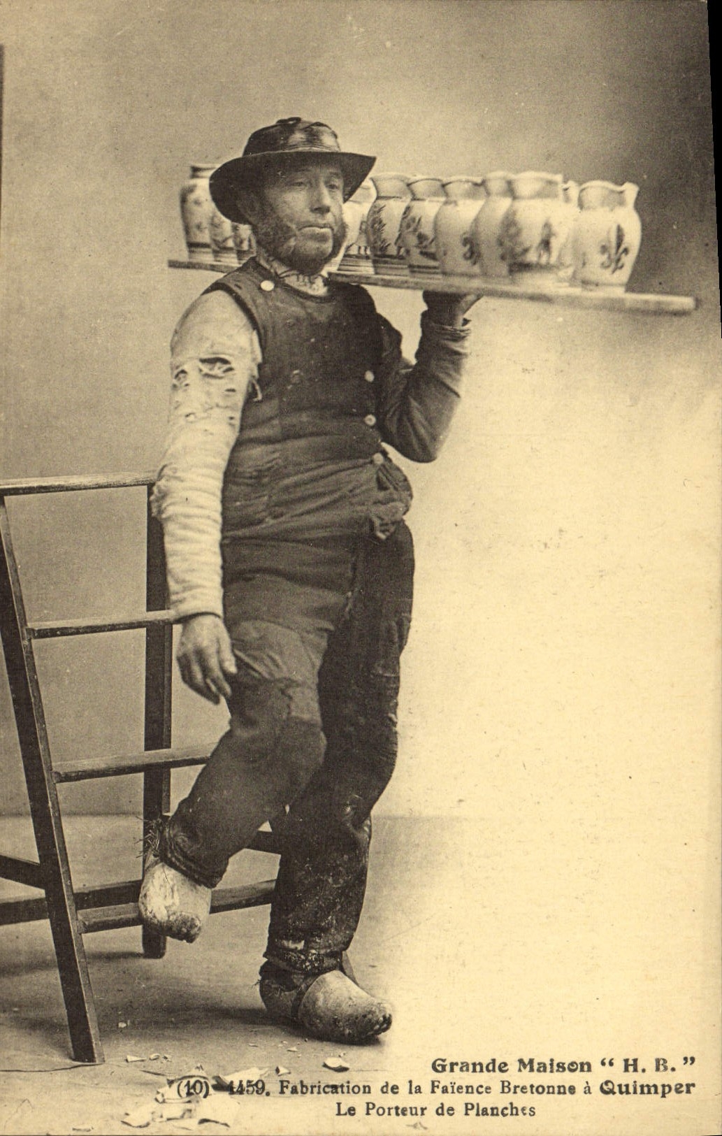 CPA Poterie Ceramique Grande maison HR Fabrication de la faience bretonne a Quimper Le porteur de planches 