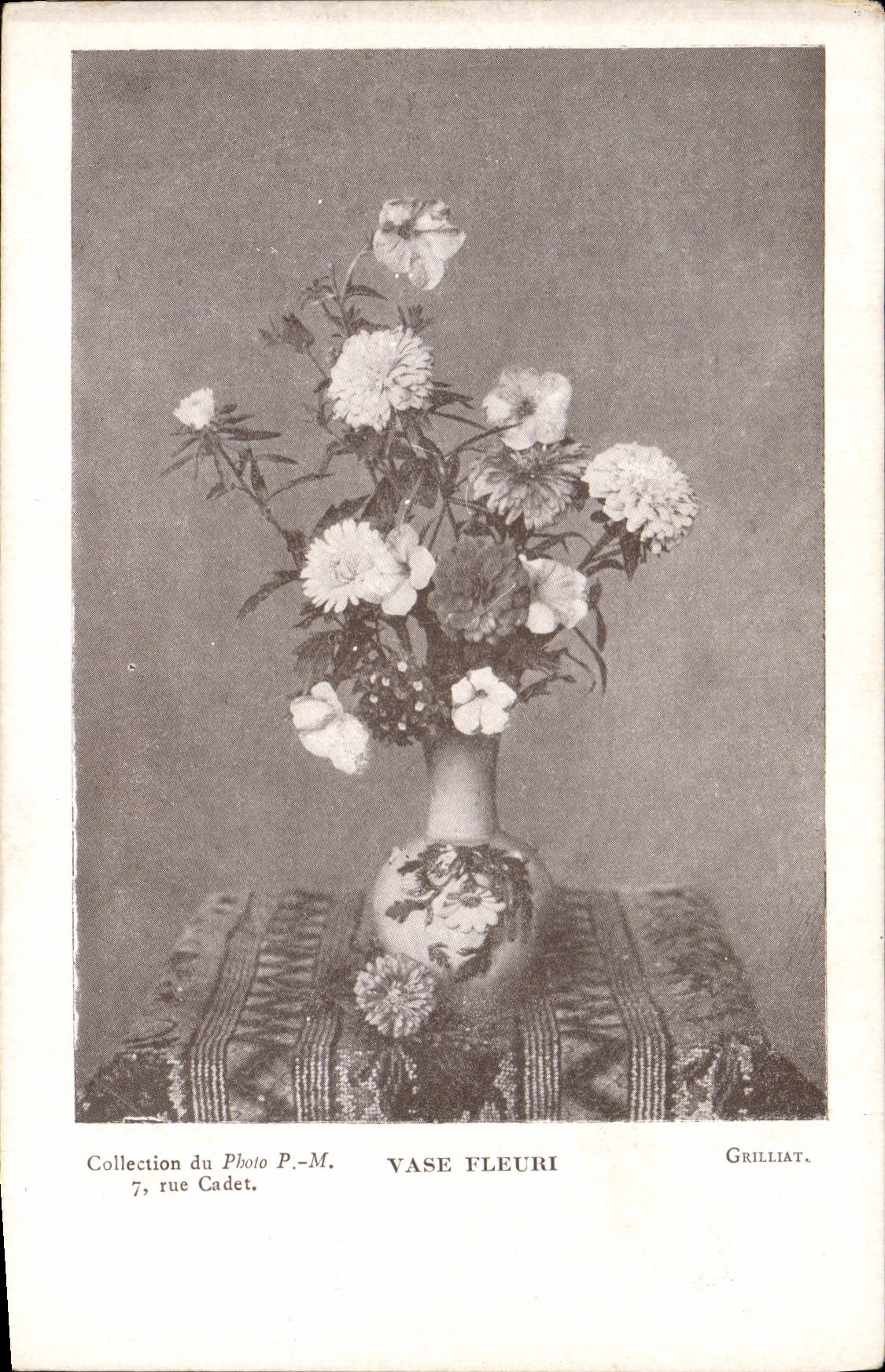 CPA Photographie Grilliat Vase fleuri