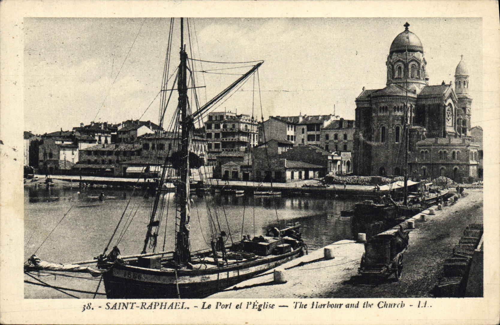 CPA Bateau Peche Saint Raphael Le port et l'eglise