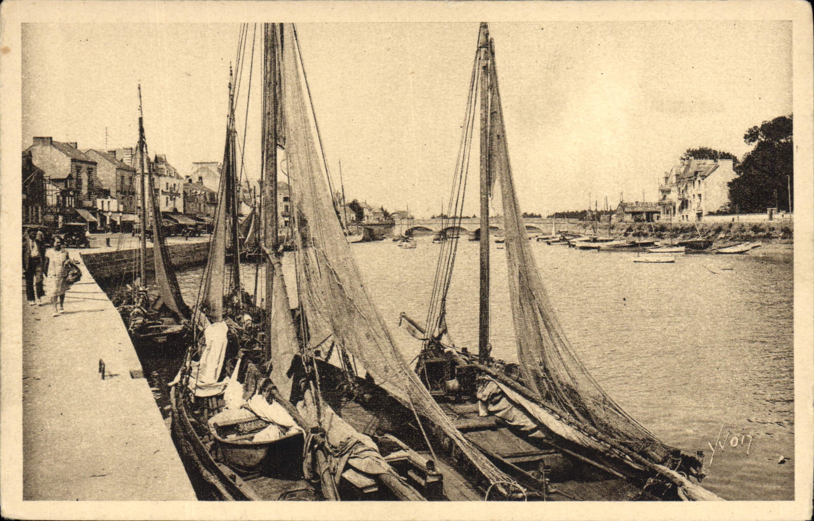 VINTAGE POSTCARD Bateau Fishes Pouliguen the port