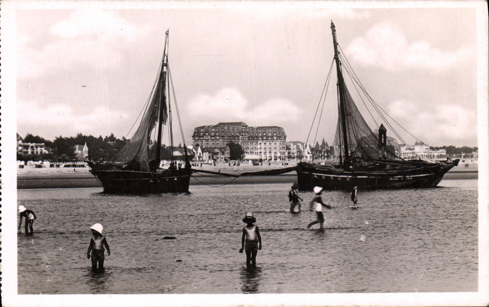 VINTAGE POSTCARD Bateau Fishes La Baule Barques of sin has low tide