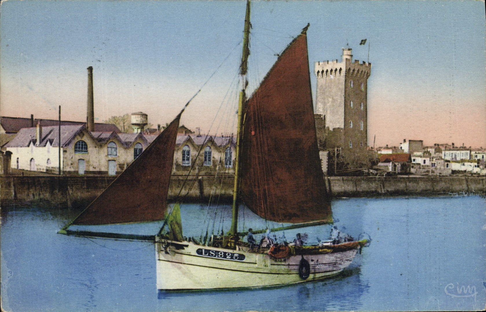VINTAGE POSTCARD Bateau Fishes Sables d'Olonne Left a boat of sin in front of the tower of Arundel