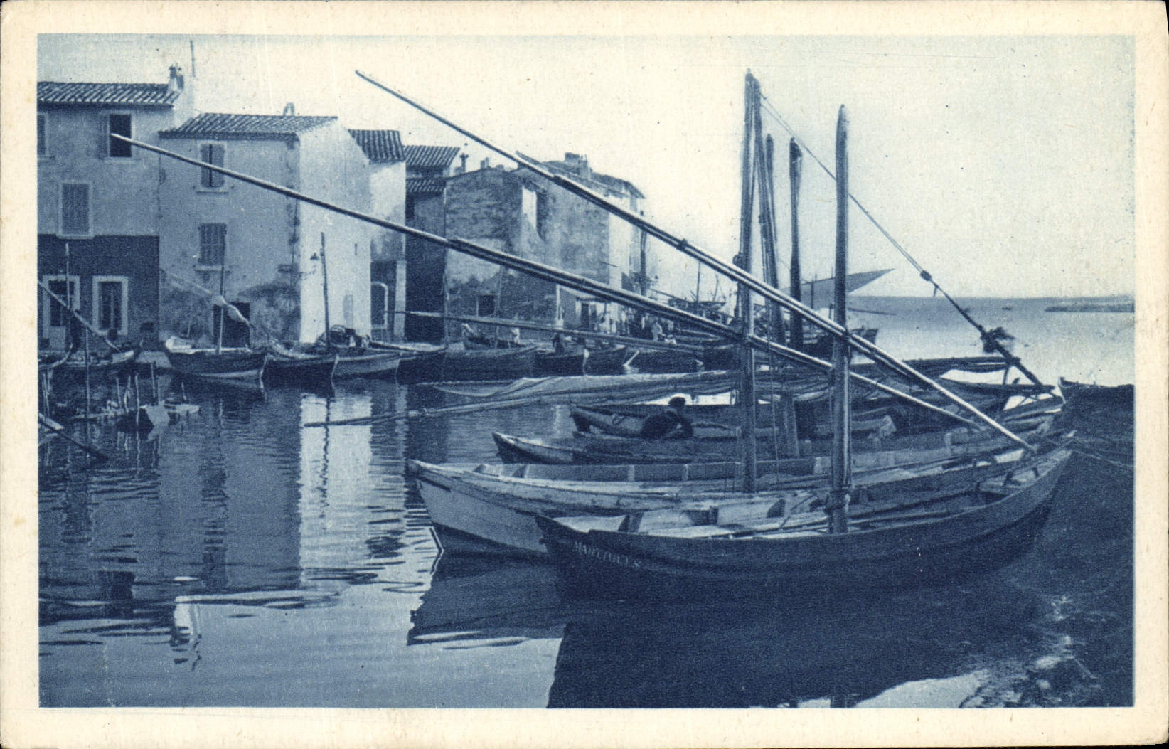 VINTAGE POSTCARD Bateau Fishes Martigues