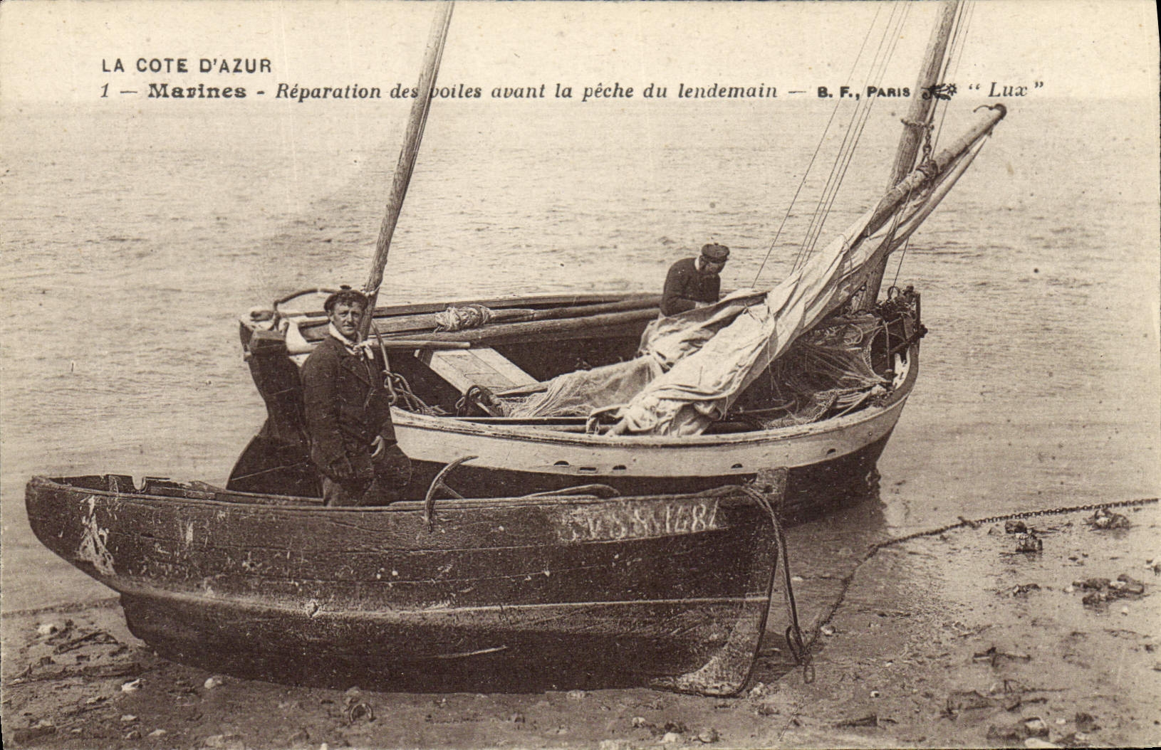 VINTAGE POSTCARD Bateau Fishes Marine Repair of the veils before the sin of the following day